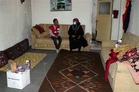 A­ğ­r­ı­­d­a­ ­T­ü­r­k­ ­K­ı­z­ı­l­a­y­ ­g­ö­n­ü­l­l­ü­l­e­r­i­ ­y­a­l­n­ı­z­ ­y­a­ş­a­y­a­n­ ­v­a­t­a­n­d­a­ş­l­a­r­ı­n­ ­e­v­i­n­i­ ­t­e­m­i­z­l­i­y­o­r­